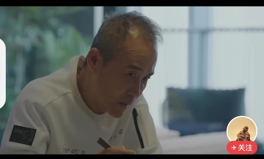 田朴珺吃饭都要逗她的狗，有谁注意到王石的表情？不是一路人就不要硬凑了！
这女的咋