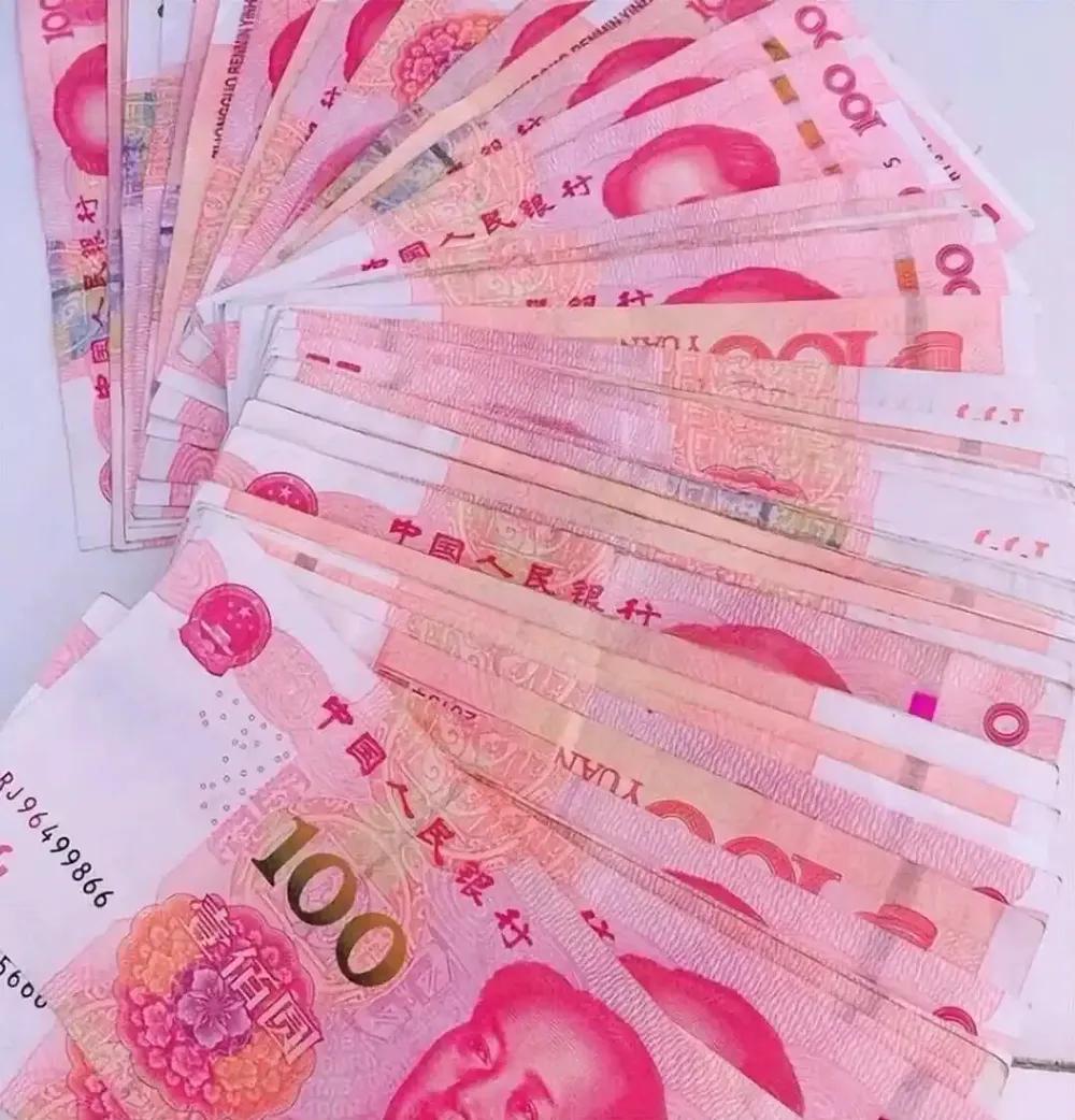 在人生的旅途中，我们常常被外在的物质和权力所吸引，追求金钱的积累和地位的提升。
