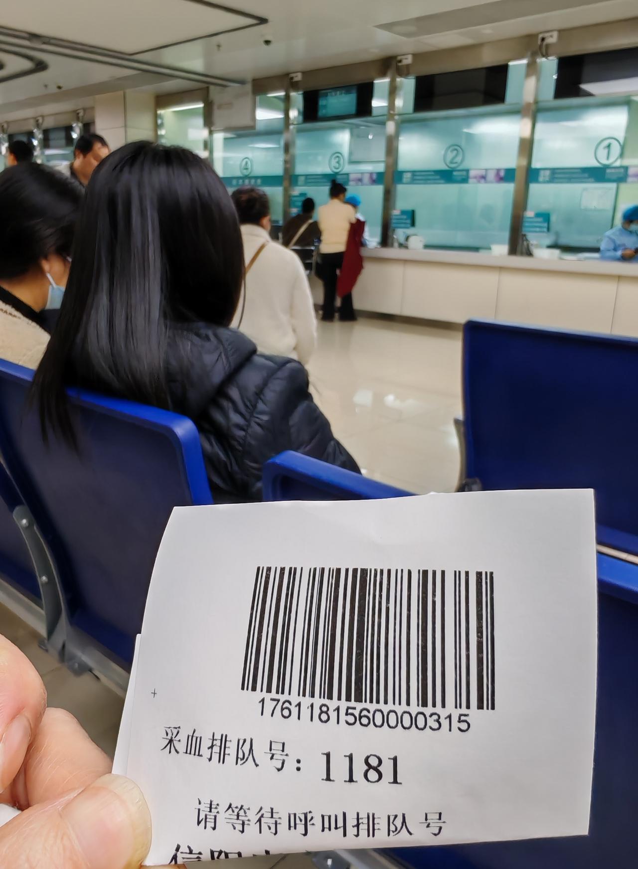 哪里人多都没有医院里的人多，排队采血9点来排号，前面已经排有1180位了。半个小