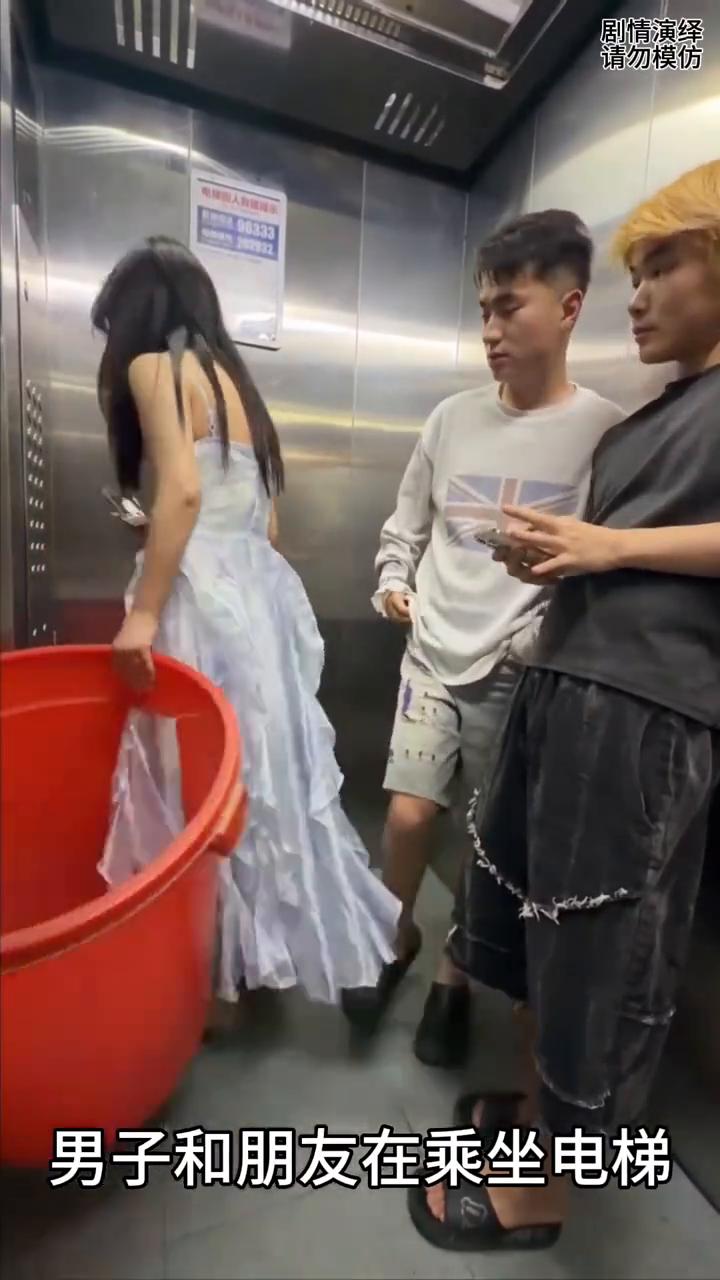 男子和朋友在电梯整蛊女子，谁知他却被坑了。
男子和朋友在乘坐电梯，这时一名女子提