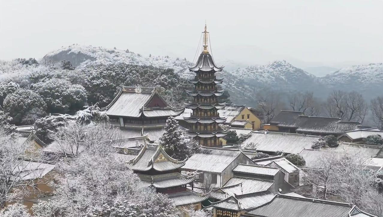 2月7日，雪后的苏州灵岩山，绝了！
灵岩山本就有“秀绝冠江南”的美誉，下雪后更是