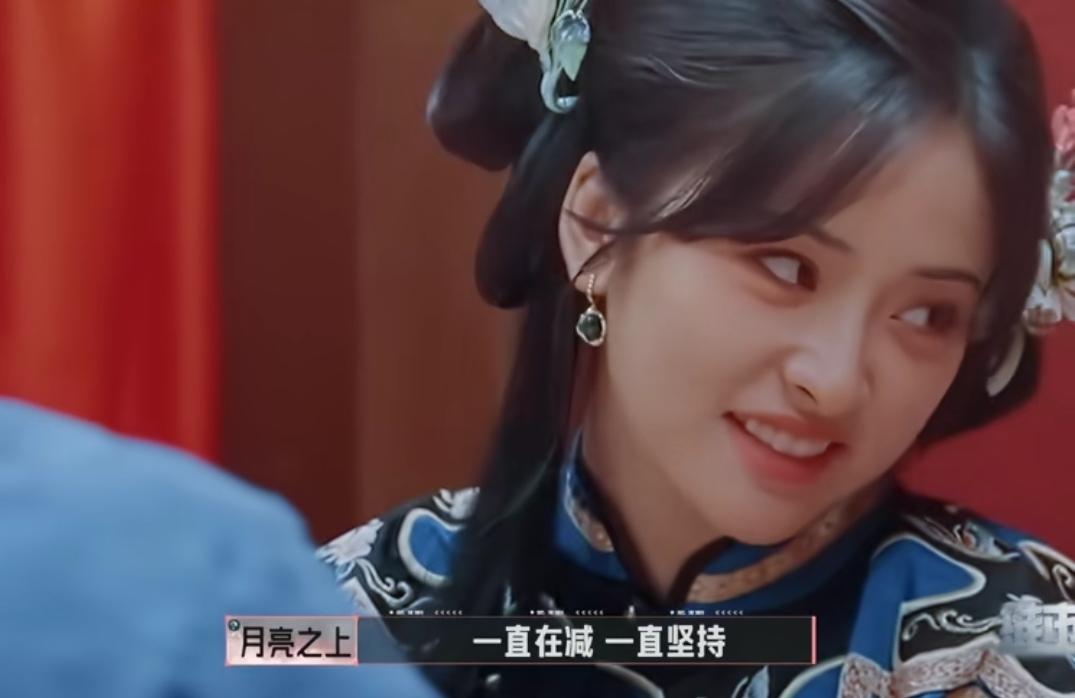 沈月在坚持减肥，不敢多吃，金靖劝她吃点，沈月马上回答好！
沈月：“一直在减，一直