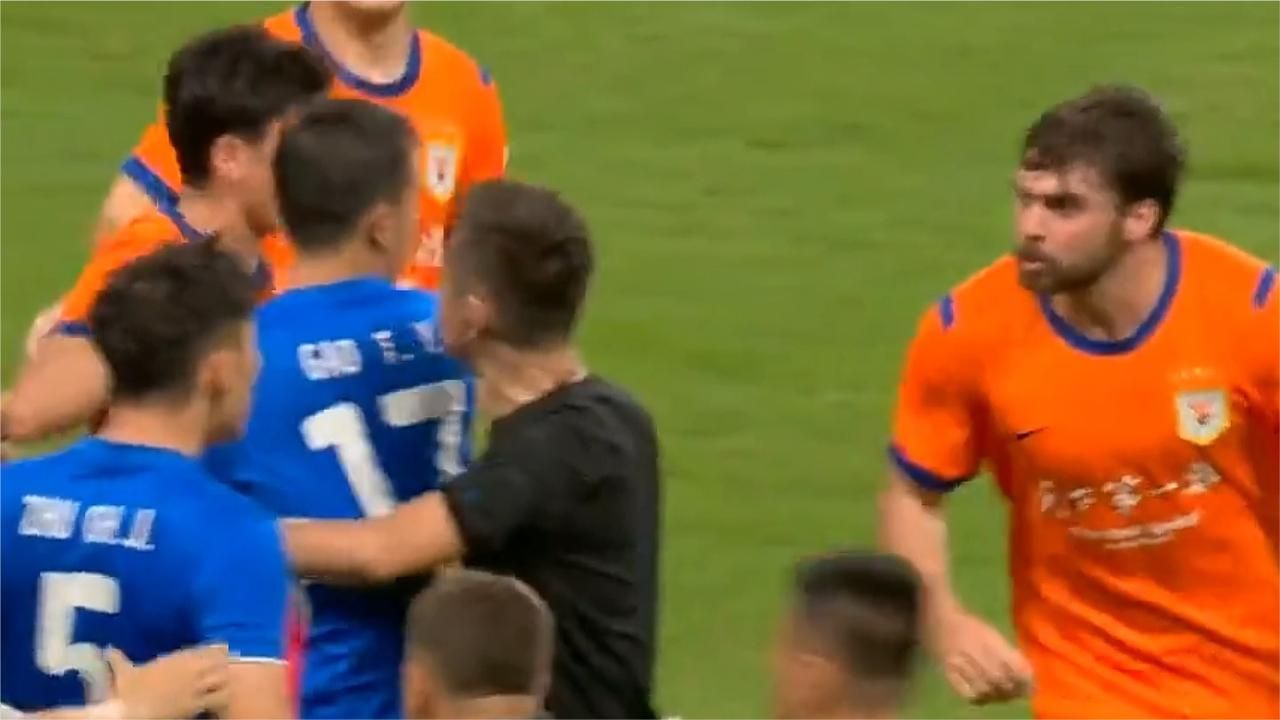 火爆！朱辰杰和泽卡发生冲突，上海申花新帅赶紧安慰朱辰杰！