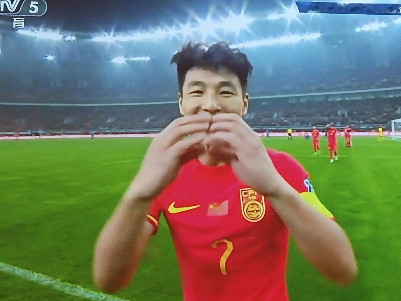 国足终于抓住机会了！4-1! 新加坡教练可以下课了，好不容易能11打10了，新加