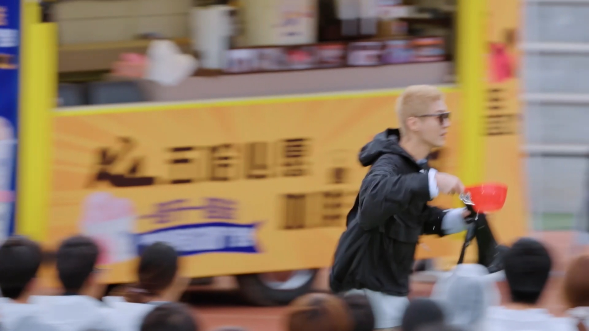 鹿晗我不能让自己湿哈哈哈哈哈双标小鹿上线！一心护住自己不想沾水，丝毫不手软往王勉