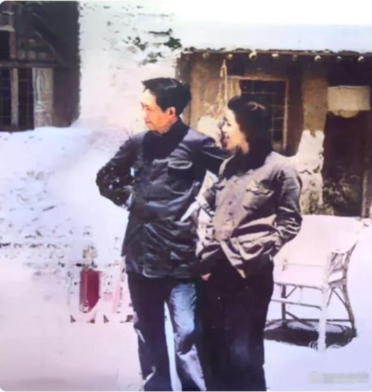 这张照片定格了延安岁月里一个雪后的寻常瞬间。窑洞前的院子里，落满了皑皑白雪，空气