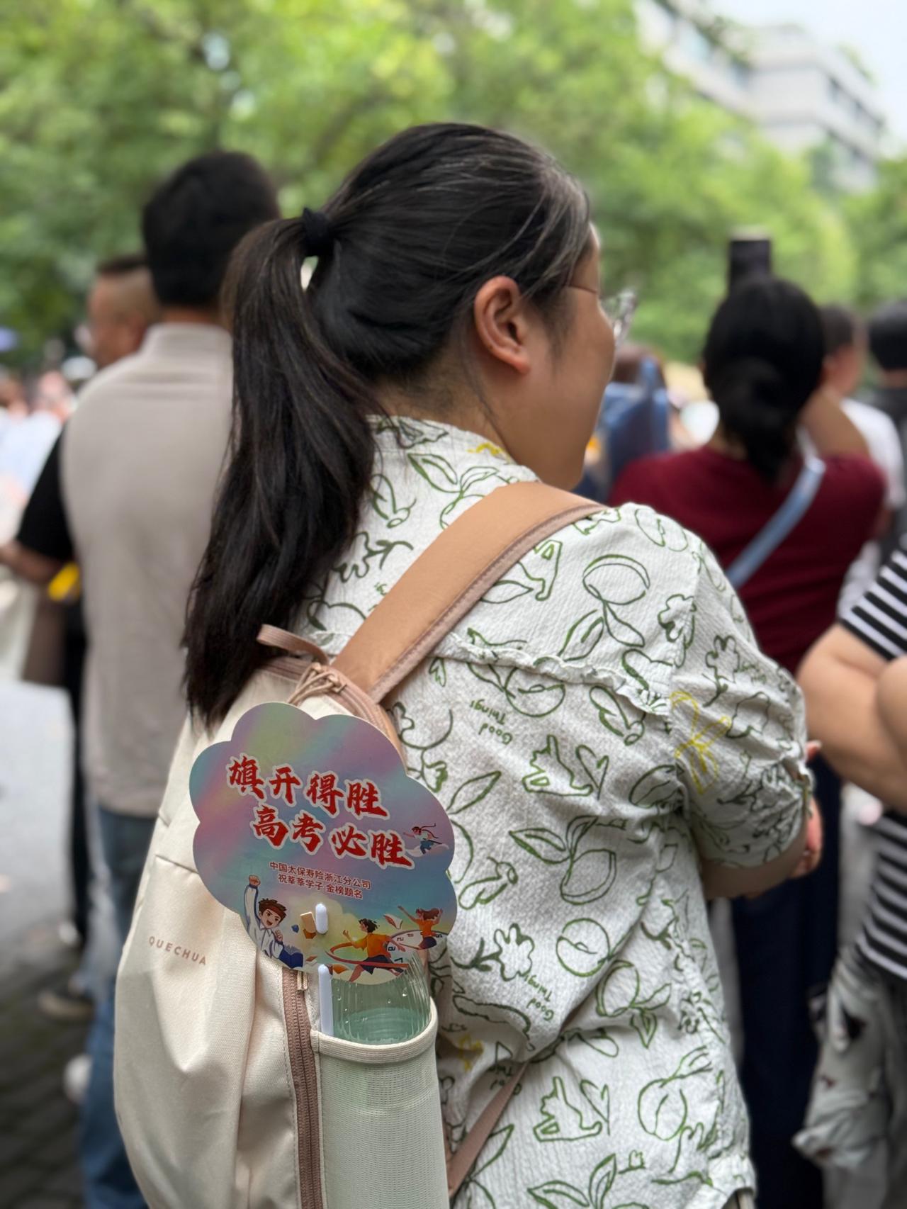 高考第一天，在去杭州孔庙的路上，我路过杭四中考点，但见校门口站满了等候的家长，有