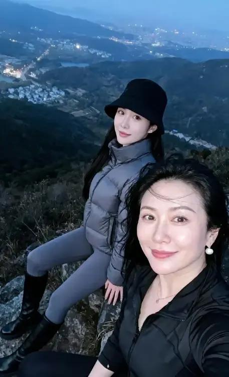 母女俩夜里爬山，拥抱自然赏风景，像姐妹花一样，笑颜点亮夜色温柔。