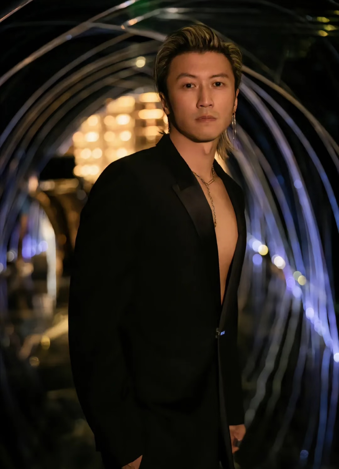 谢霆锋被粉丝调戏到红温 粉丝在闹他在笑，被大胆喊话直接红温害羞，全程温柔不黑脸，