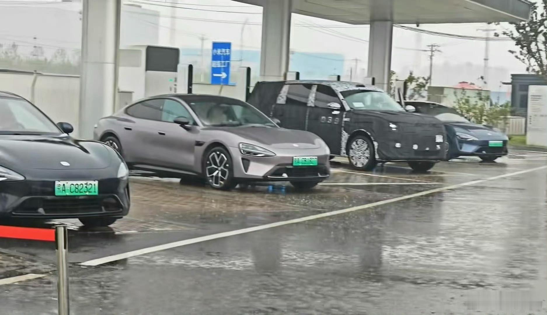 网传小米的第三款车！你们觉得应该是对标什么车型？我觉得对标迈巴赫，劳的都有了，那