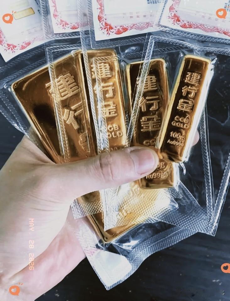 手里有黄金的人，
今晚不得不吃褪黑素了，
今天金价不仅跌得狠，而且今天直接跌
破