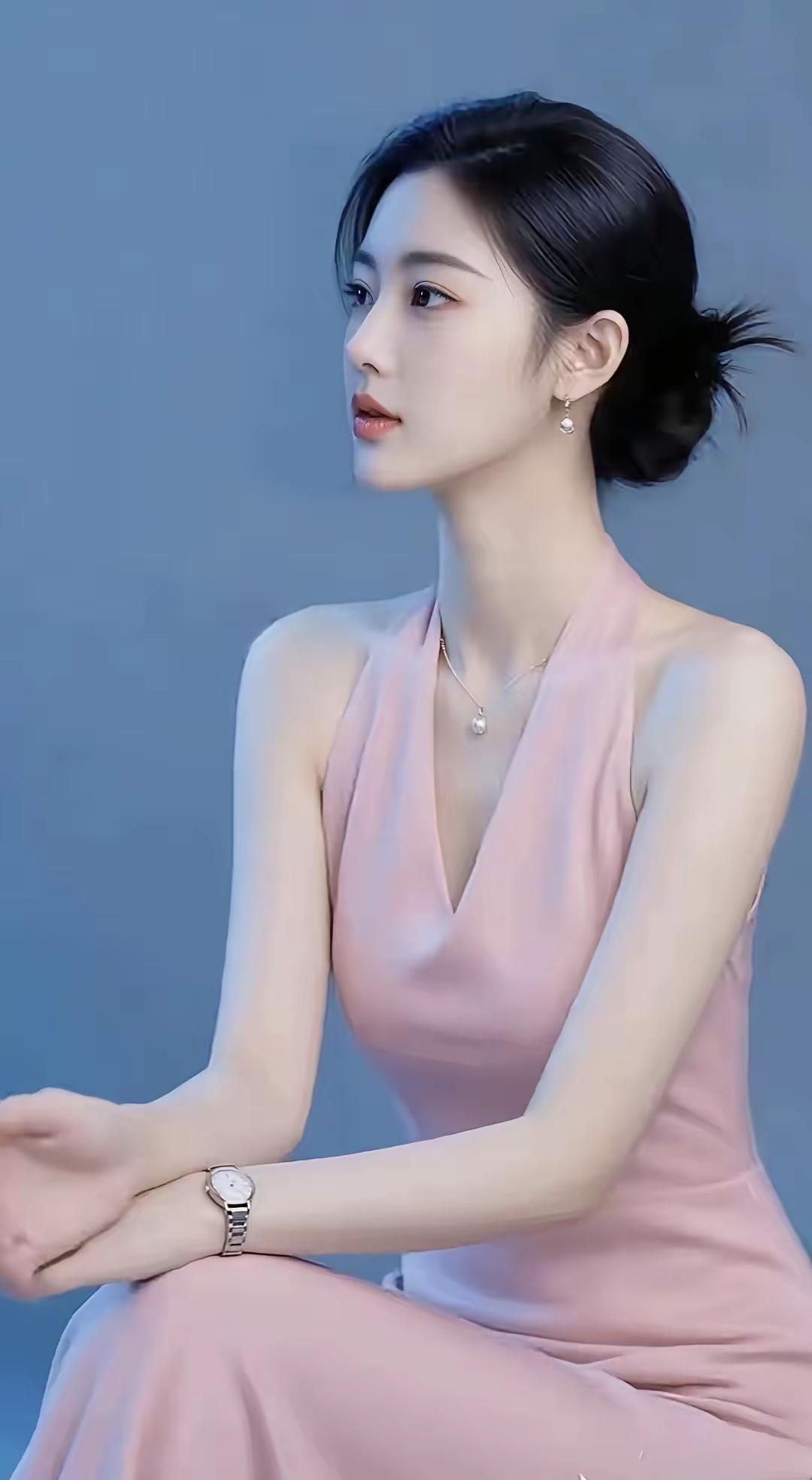 优雅粉裙，温婉动人，时光静好。