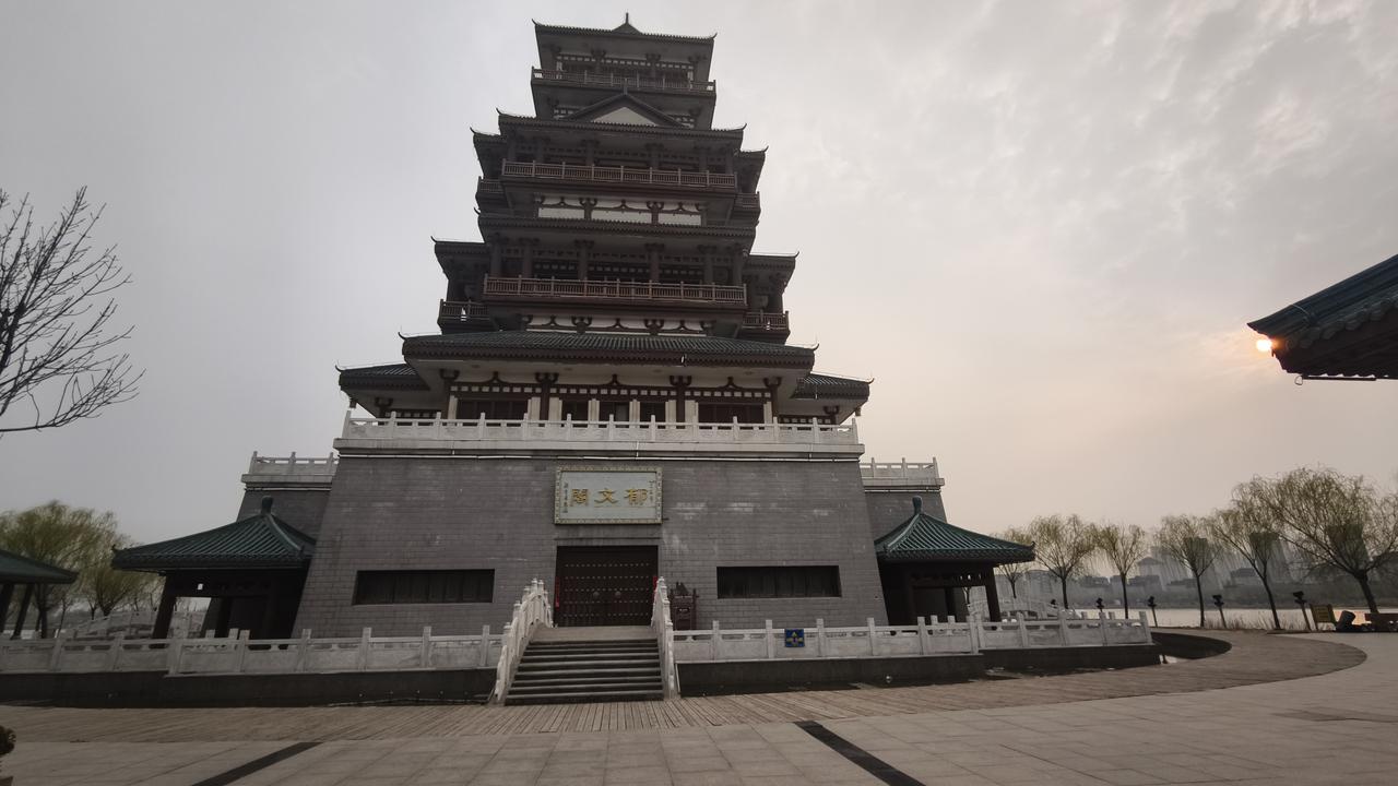 成武郁文阁｜一城文脉，一湖芳华。来成武必打卡的地标，非文亭湖湖心岛的郁文阁莫属。