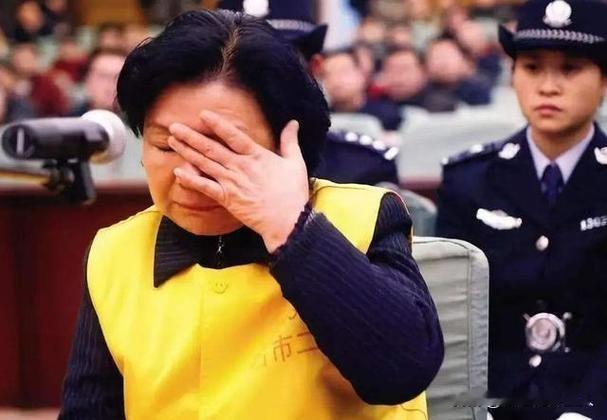 2008年，用毒奶粉祸害30万婴儿的三鹿奶粉董事长田文华被判无期徒刑。然而入狱后