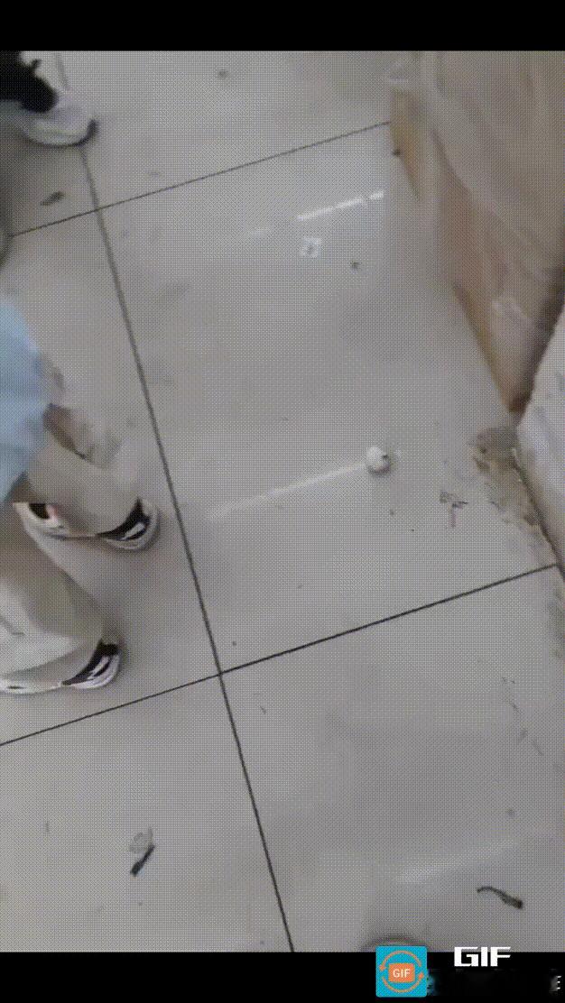江苏泰兴，一家生鲜食品超市，顾客拍下了令人不适的一幕。
营业员竟然用扫地的扫帚和