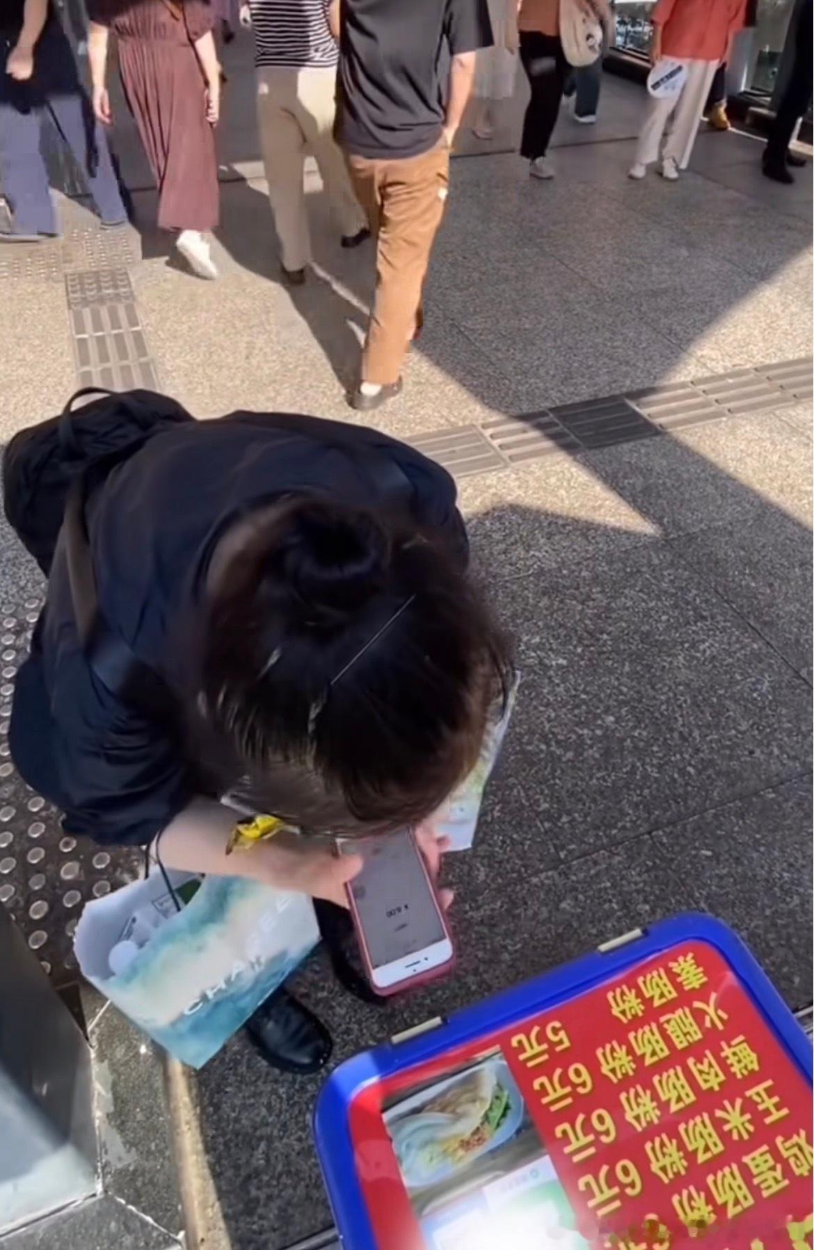 女孩截图假付款手机里看起来挺多不同金额的截图的，看来是惯犯了。其实只要有支付声音