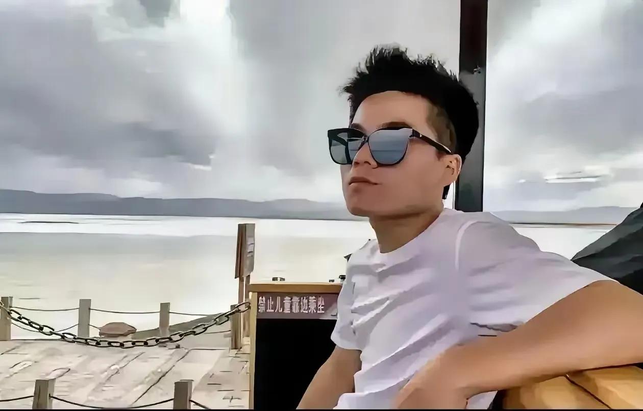 董宇辉说：“游戏杀死了不自律的少年，考清华的概率比当游戏主播还低，不还有一大群人