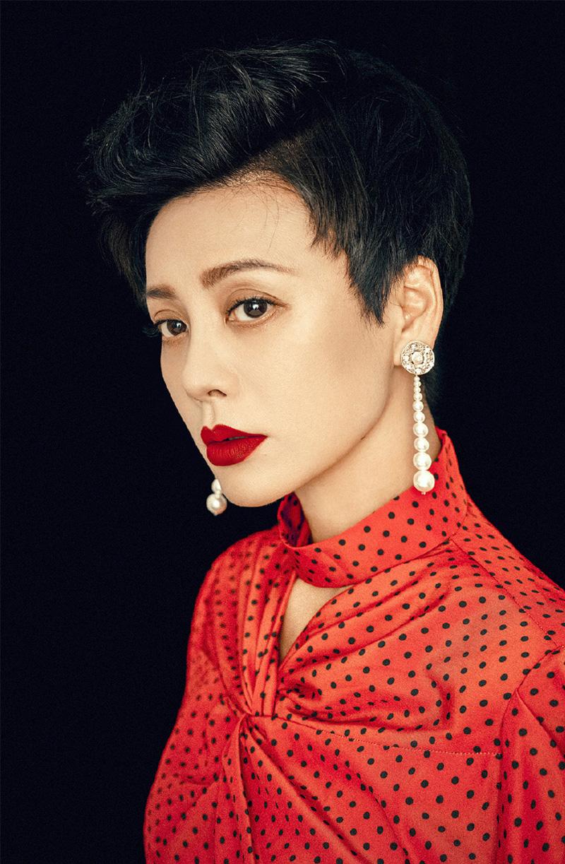 主持人，金星，问演员宁静，你拍阳光灿烂的日子，好像十五六岁，正是青春勃发的样子。