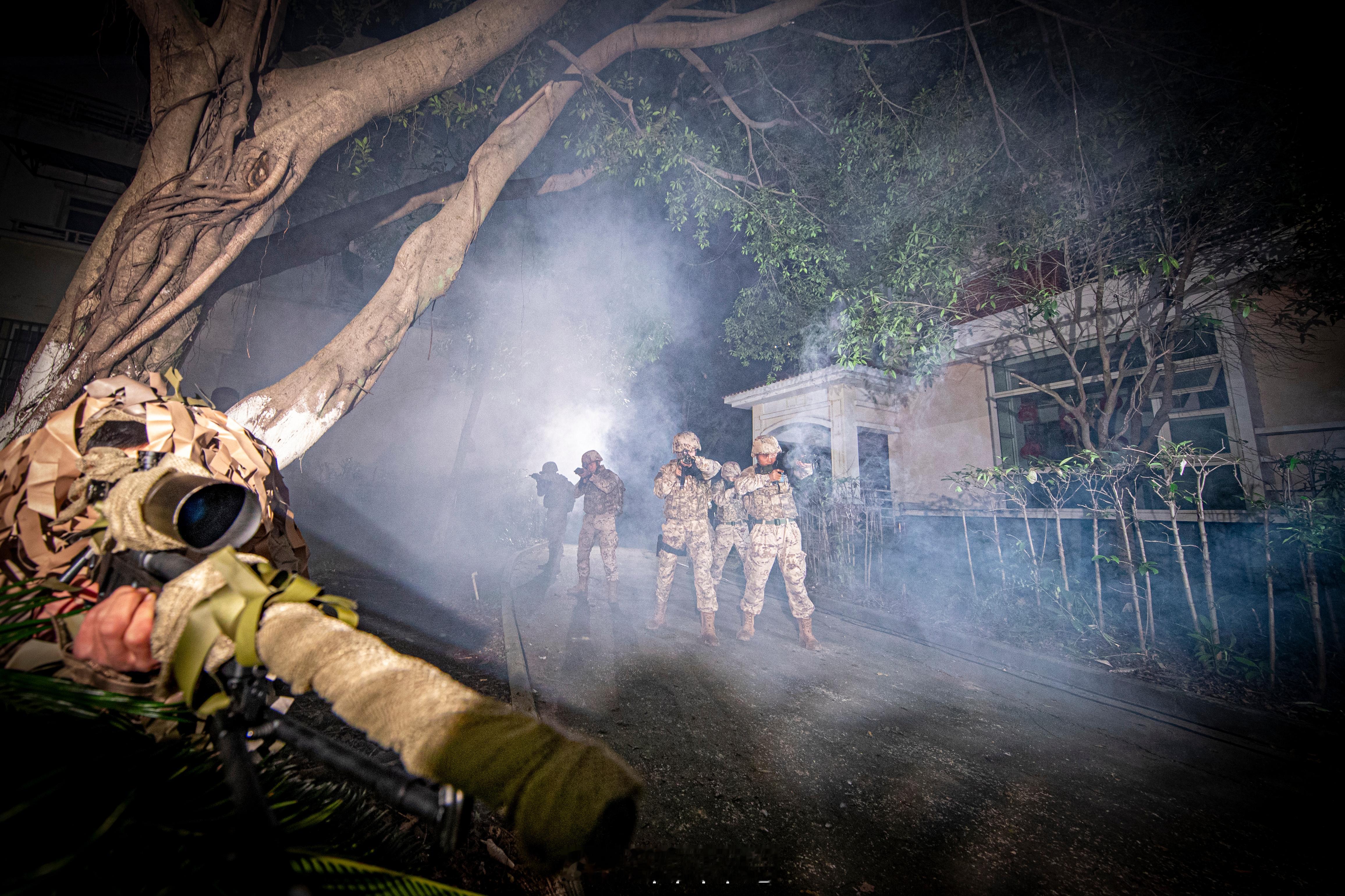 【尖兵出击！机器狗扛枪亮相】抵近侦察、快速渗透、搜缴残敌、潜伏狙击……近日，武警