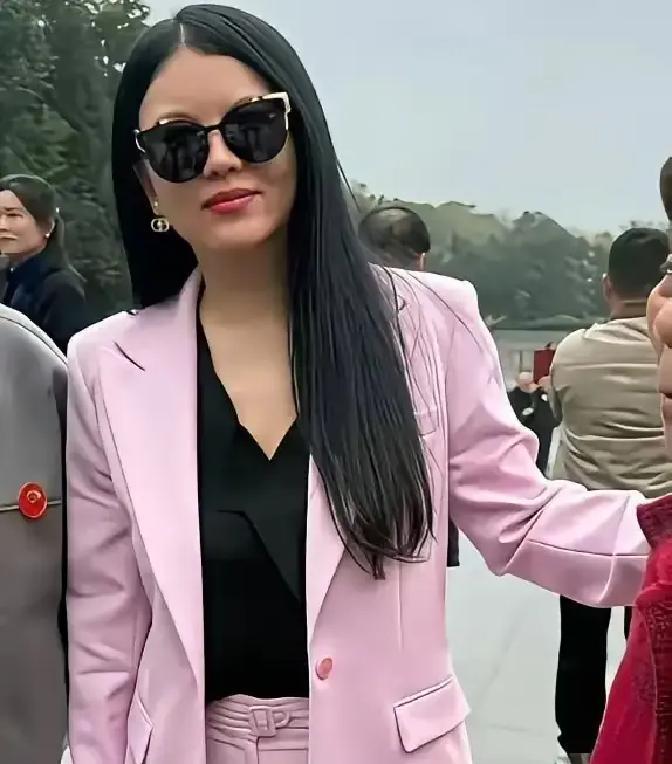 李湘这次露面真把我惊到。

她以前圆润富态，现在直接瘦出尖下巴，腰线也回来了。