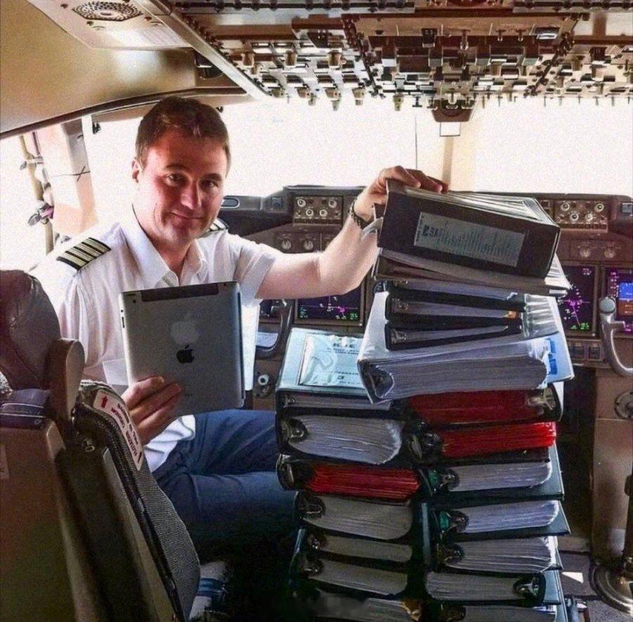 2014年，一位747机长坐在驾驶舱里，和身边堆积如山的航图、手册、检查单和性能