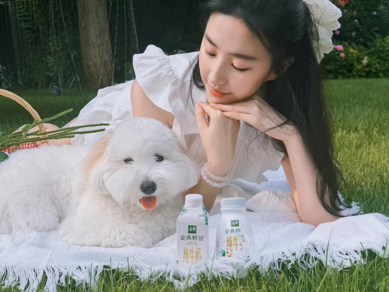 外在气质
 
她是少有的中式古典骨相，自带疏离干净的氛围感，早年小龙女、王语嫣，