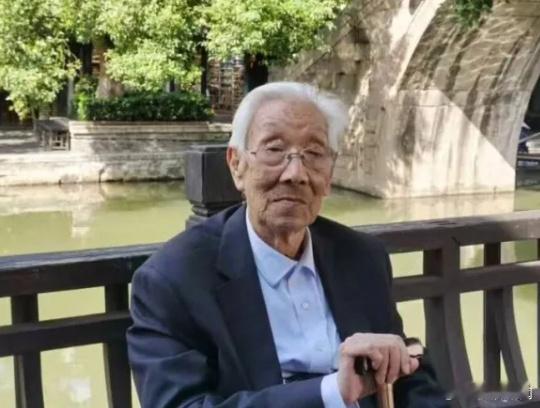 新四军老战士张升逝世，享年105岁。曾参与过淮海、渡江等重大战役。 