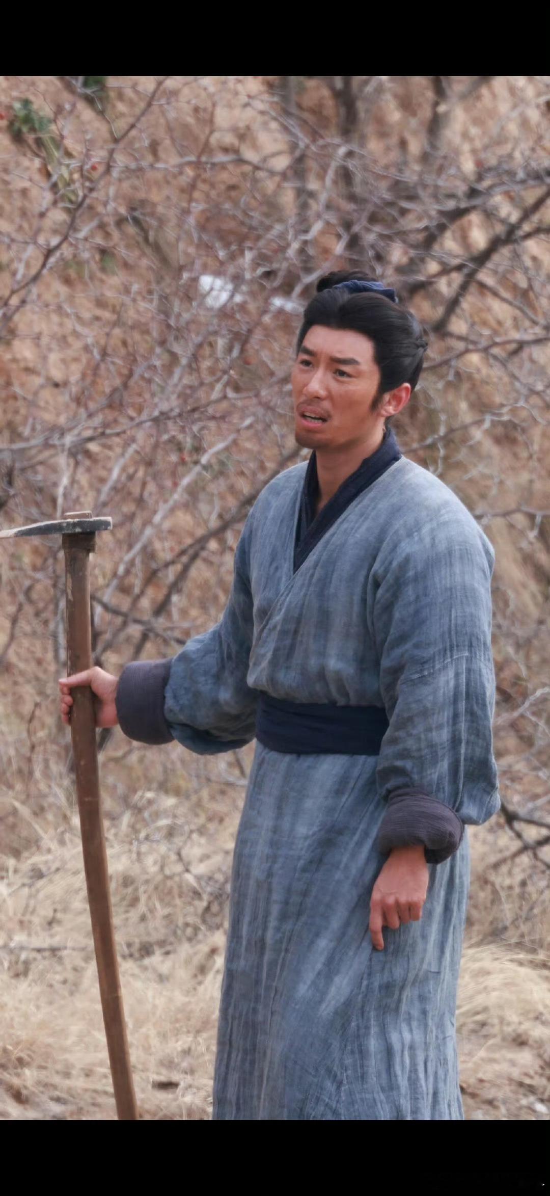 代旭 裴轸失业后去挖土了代旭你怎么从霸总变身挖土的了。这就是演员的可塑性吗，演什