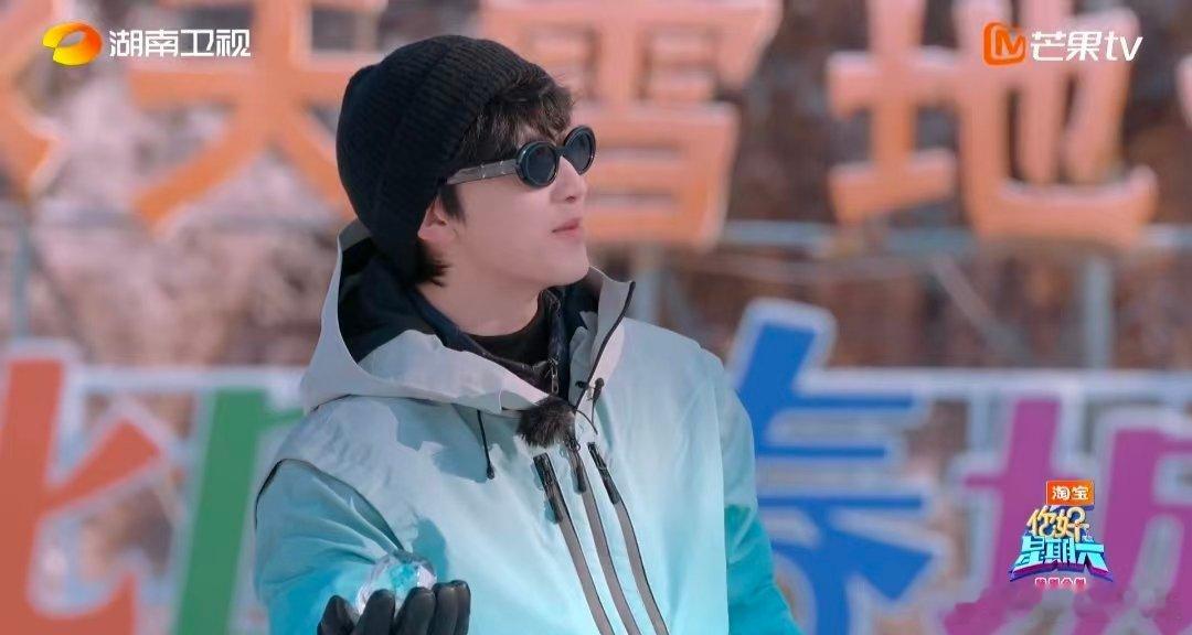 郭俊辰一款全自动抛光机器你好星期六 专注创作超圈粉！摘下手套手动抛光冰雕，力求晶