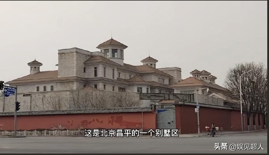 女演员刘晓庆的豪宅，十几个天窗，价值四个多亿，占地面积想都不敢想！

最近刘晓庆