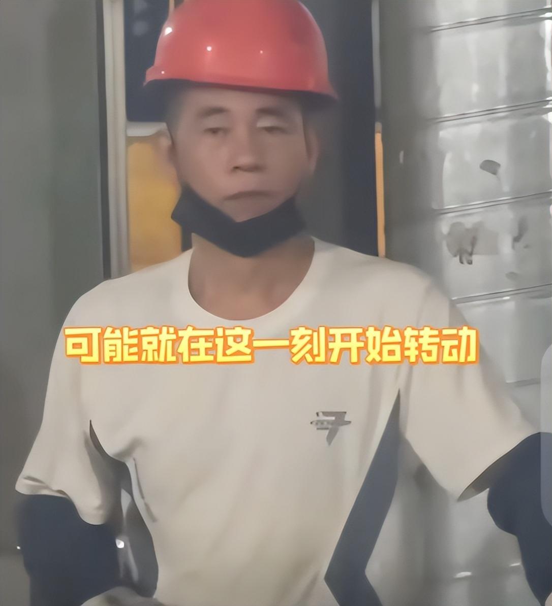 福州车间师傅撞脸陈小春引全网催认亲：别让热闹打扰了普通人的日子
最近福建福州一家