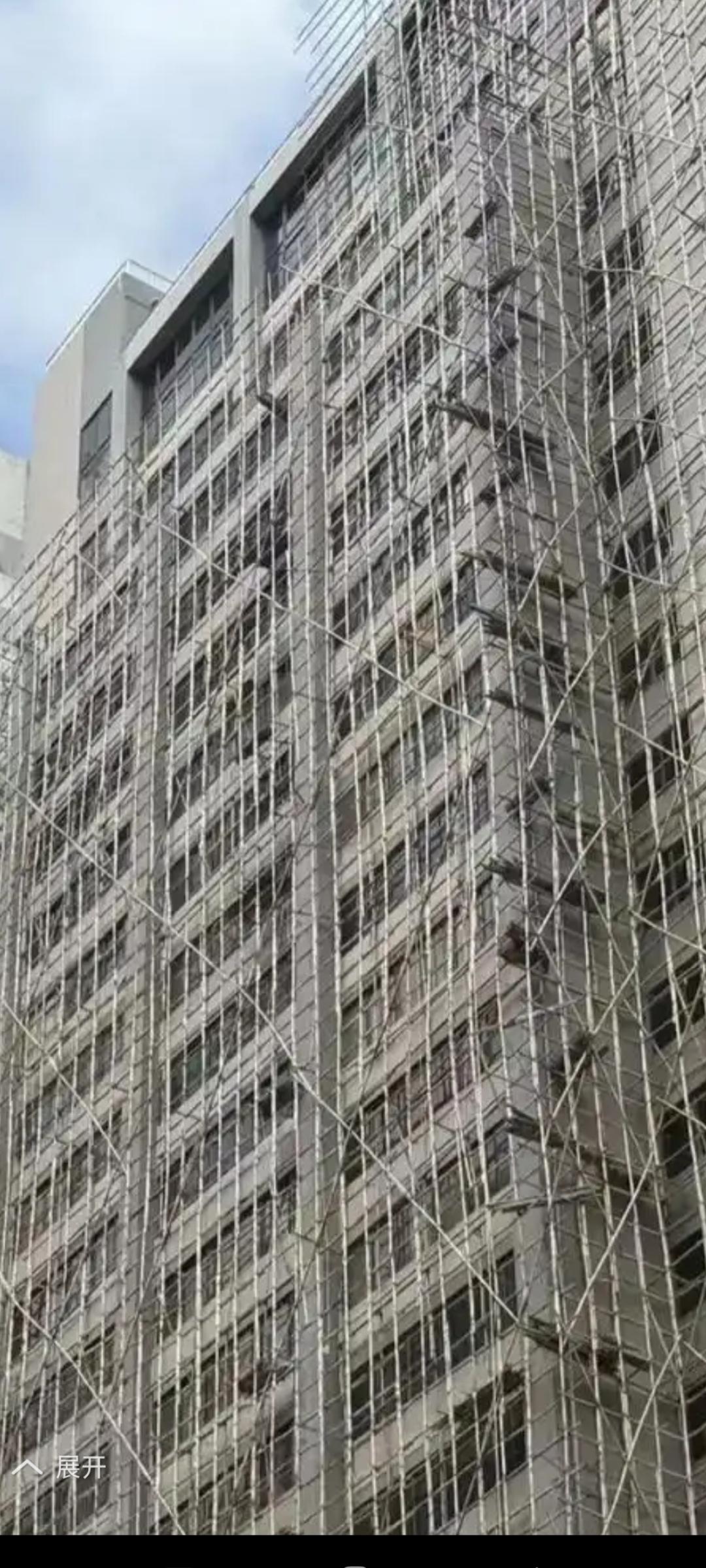 看看！香港在建大楼外面都是密密麻麻的竹棚架，这就相当于在大楼外层架起了柴火堆，隐