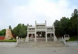 近日，河南南阳的一处景区里，一名女孩正开心地游玩散心，谁料一个不留神，失足落水，