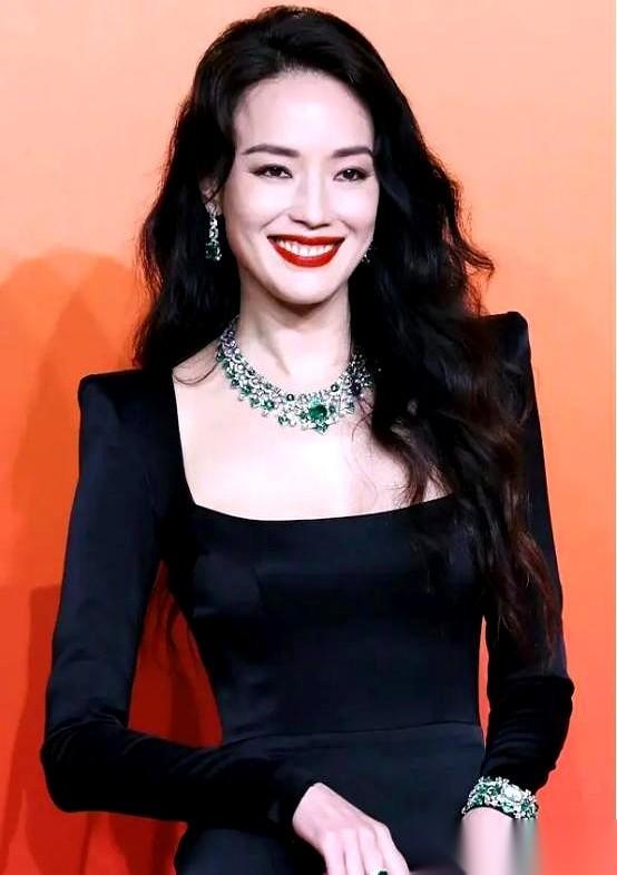 “我压根没想过嫁给他，就玩玩而已。”
这是舒淇说的。
一个在感情里被“退货”了两