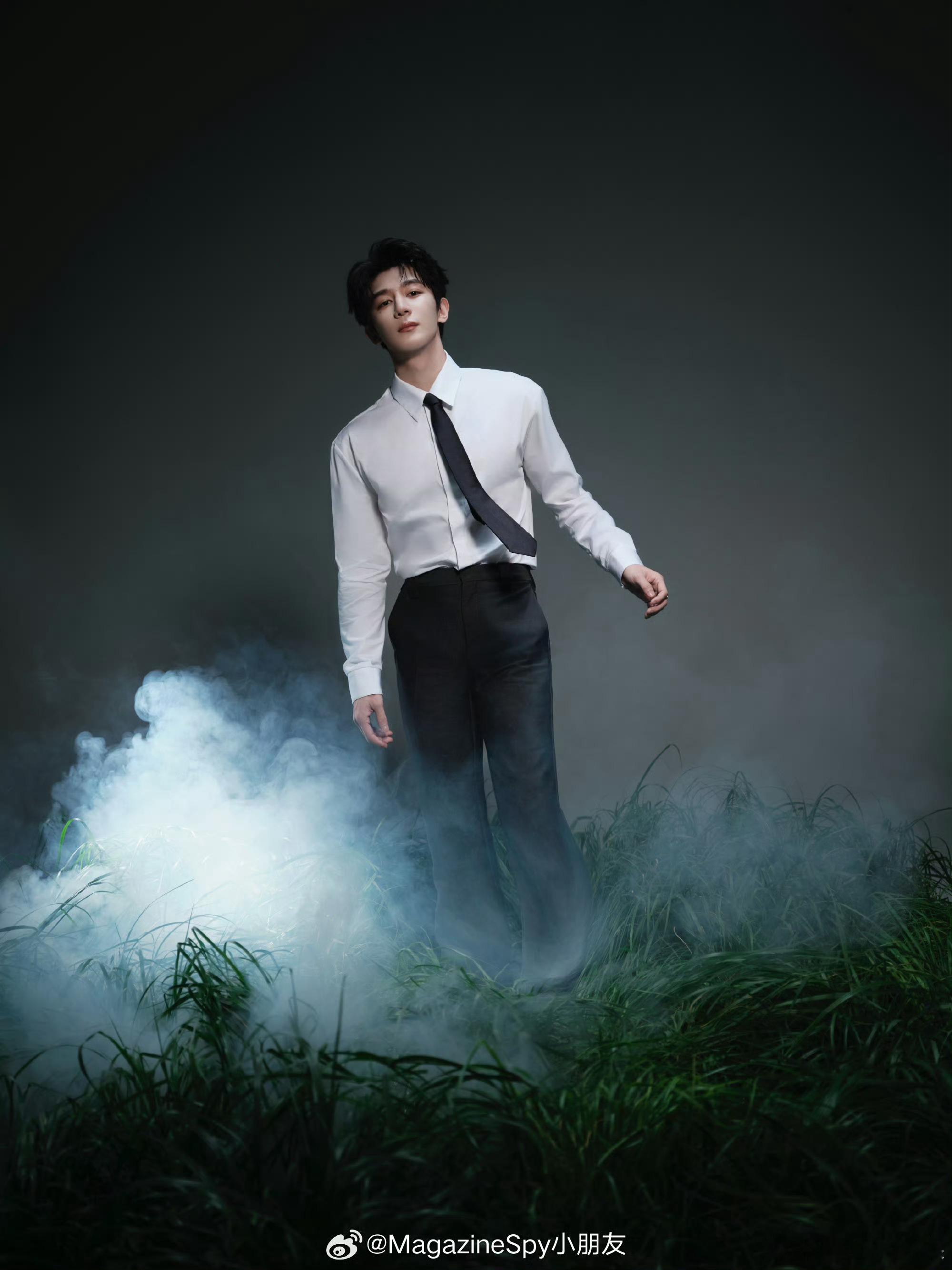 夏之光突然杀出一张帅脸群星云集的电影节现场，夏之光凭一张帅脸强势突围，清冷气质搭