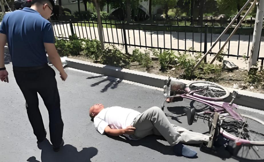 不是不想扶，大家是真被讹怕了！
快递小哥好心扶起摔倒老人，反被家属索赔92万？