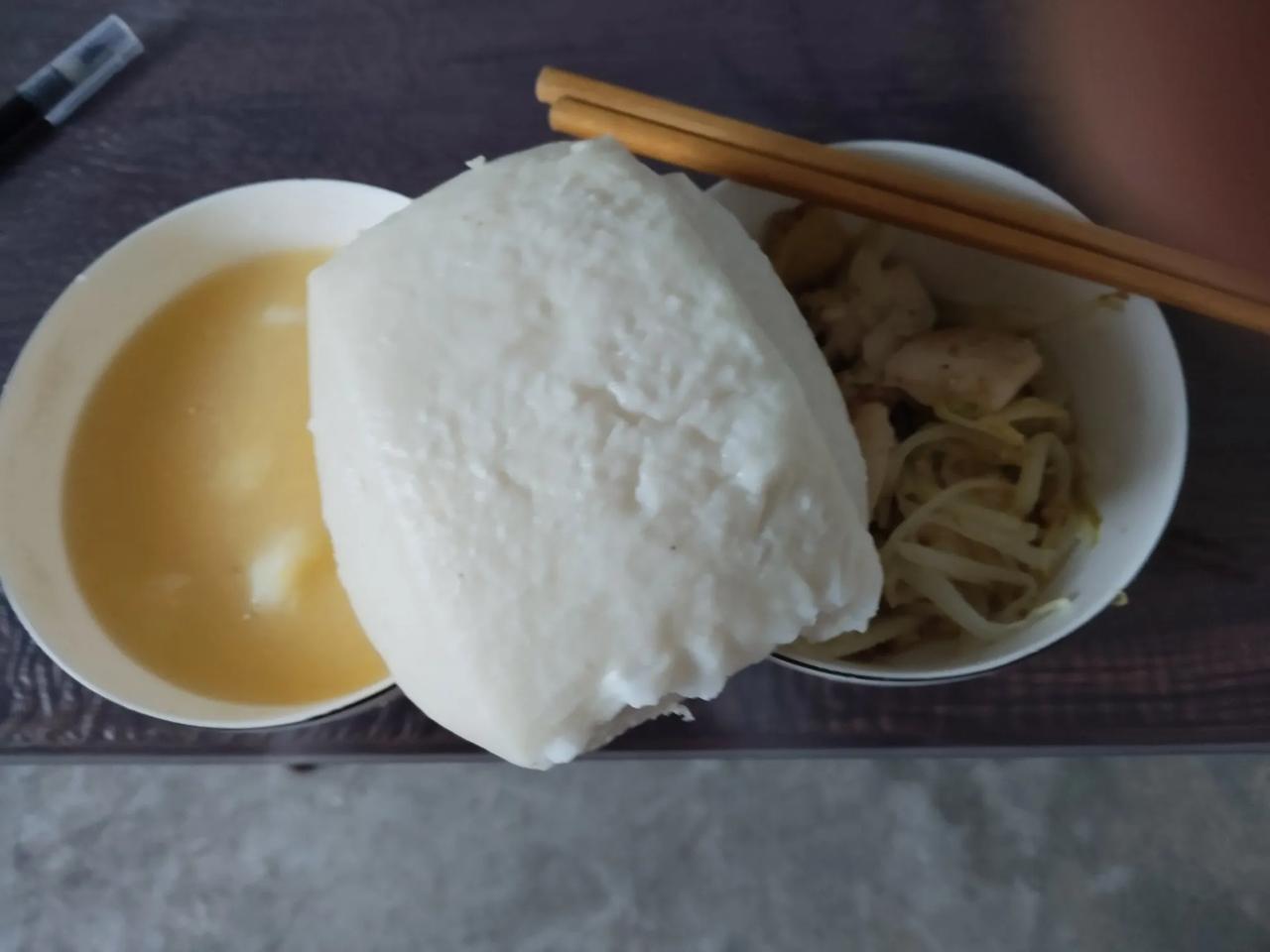苞谷糁叉红薯，炒个煎豆腐炖白菜，外加一个卷糕馍，平平淡淡的早餐，吃着很舒服。
