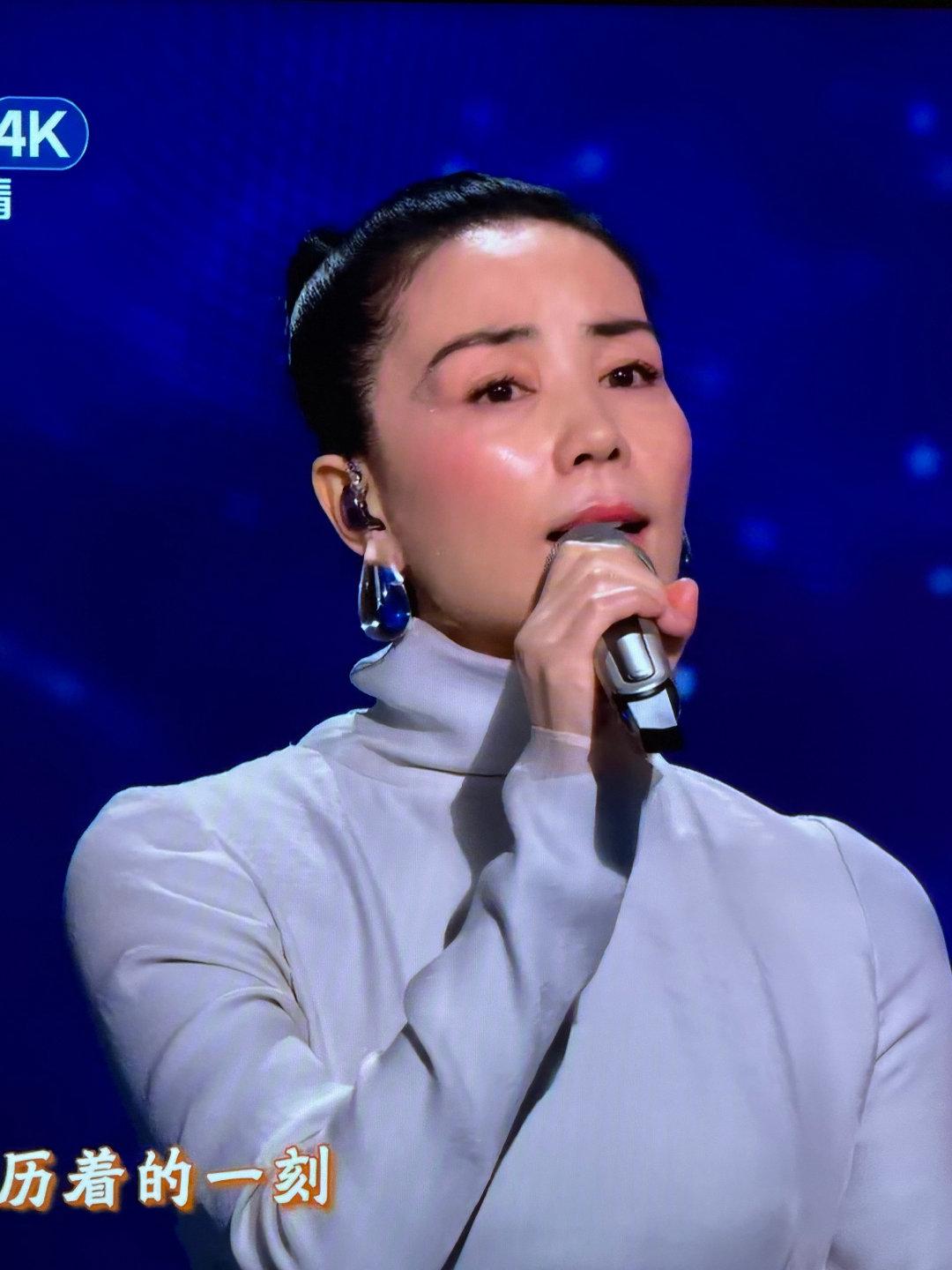 向太力挺王菲春晚翻唱歌曲，
怒批观众凭什么喷王菲，
不过我认为，王菲根本不需要什