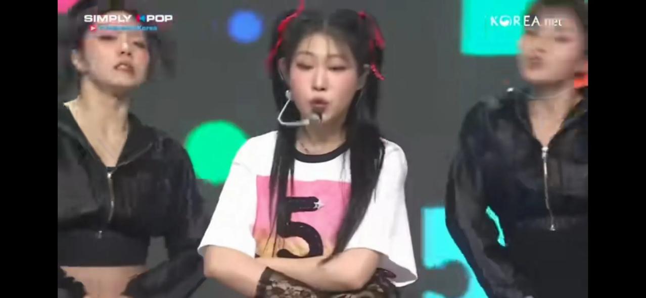 小沈阳女儿在韩国出道，
有网友说这颜值伴舞都不敢选漂亮的，
这颜值在国内没法出道
