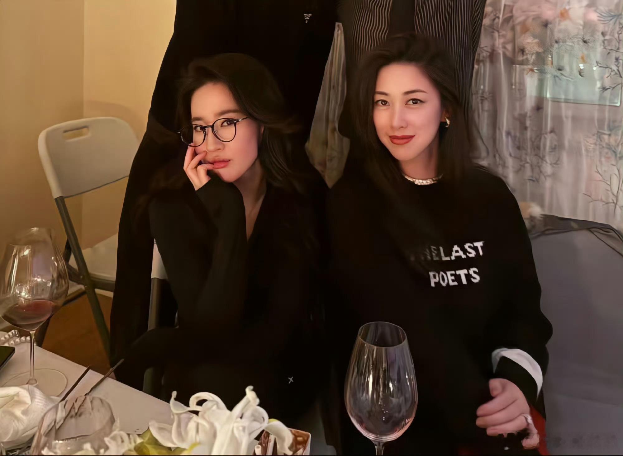 刘亦菲李现王诗龄刘冲合照 李湘一家与刘亦菲李现刘冲聚会  王诗龄与刘亦菲李现刘冲