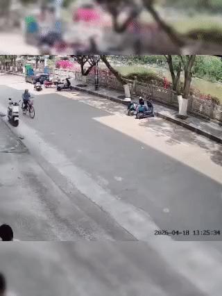 人怎么可以冷血到这种程度？
两个女生骑电单车逆行，与骑自行车老大爷迎面相撞，大爷