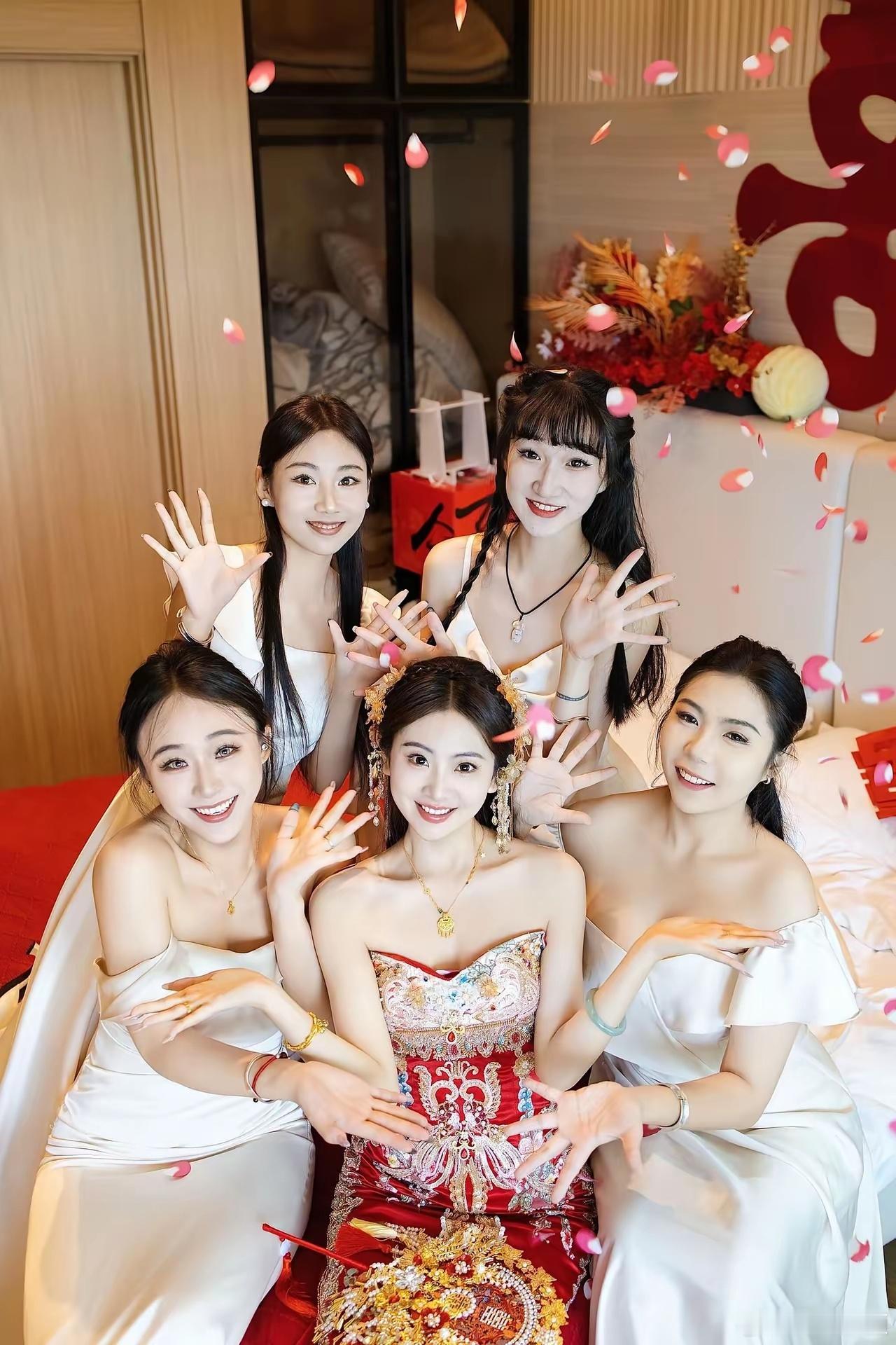 这么美丽的新娘真是太少见了，一眼就能让人爱上。 