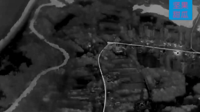 库尔斯克地区，大晚上的 ，一队乌军在公路边休息，那里也有他们的装甲车辆，俄军带热