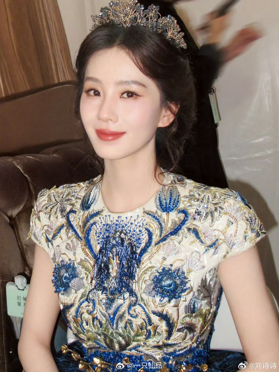 刘诗诗营业啦，好美好美是女王！是美神！是仙女这个刘诗诗美晕了刘诗诗