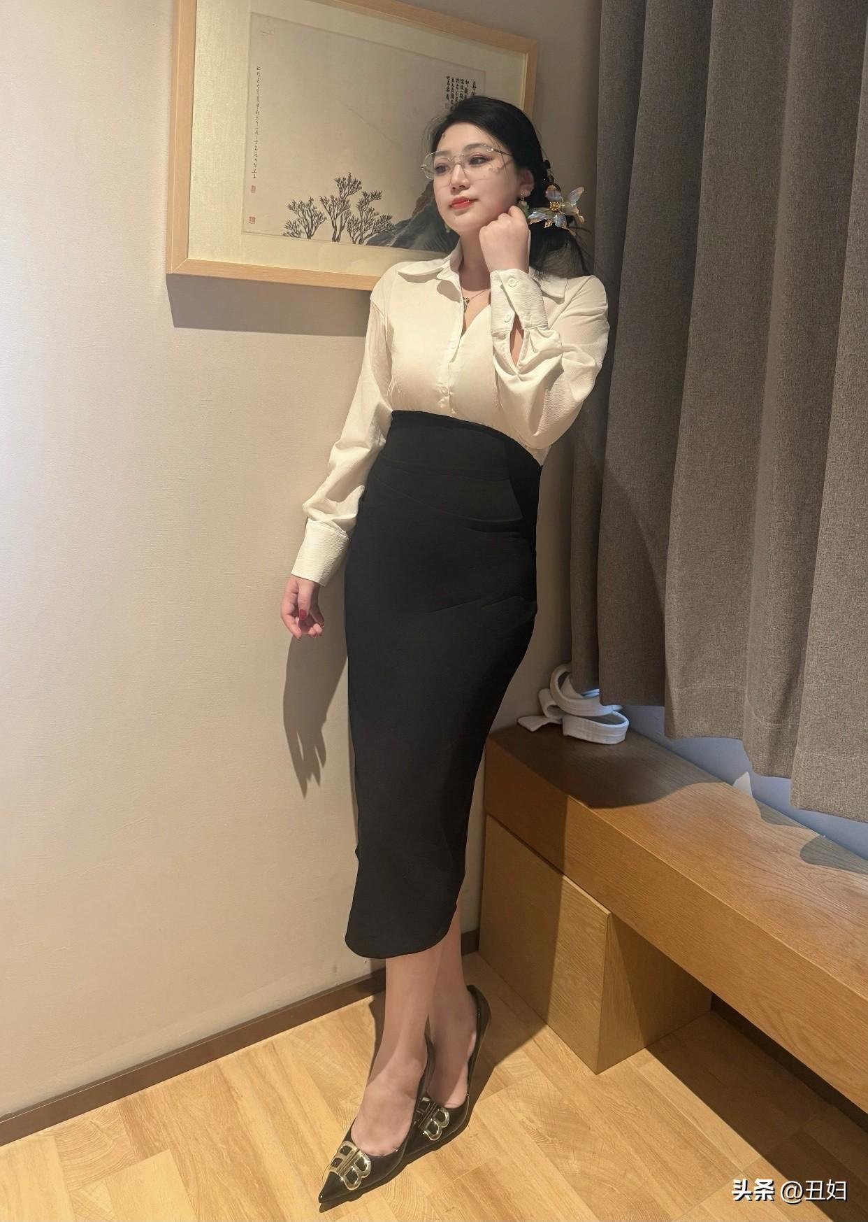 职业装搭配什么鞋子好呢?女性的职业套装搭配黑色的高跟鞋在很时尚。