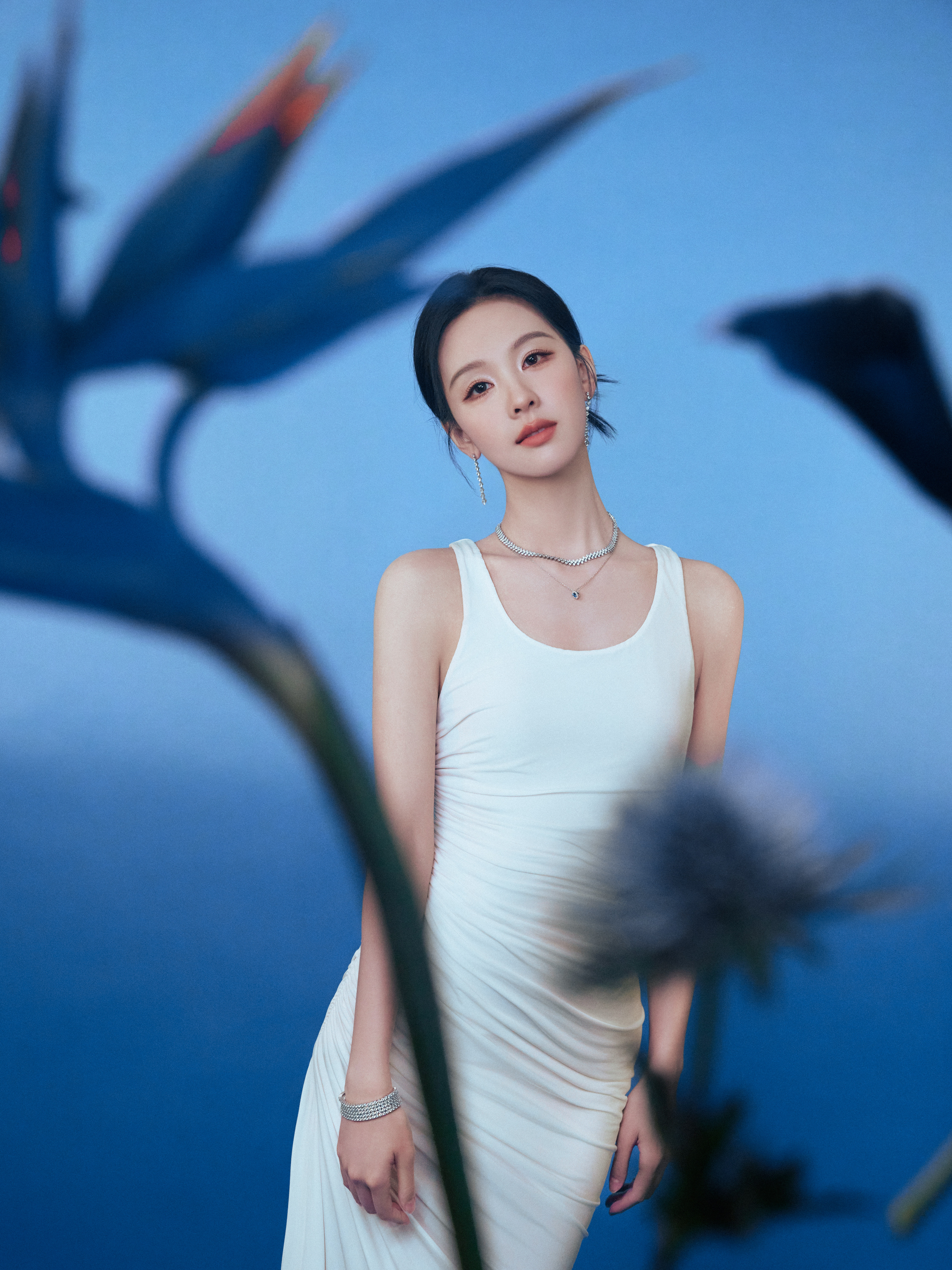 陈都灵[超话] 瓷光温润，载自由无边际；与清风邂逅，让生活多一些深呼吸。化妆：发