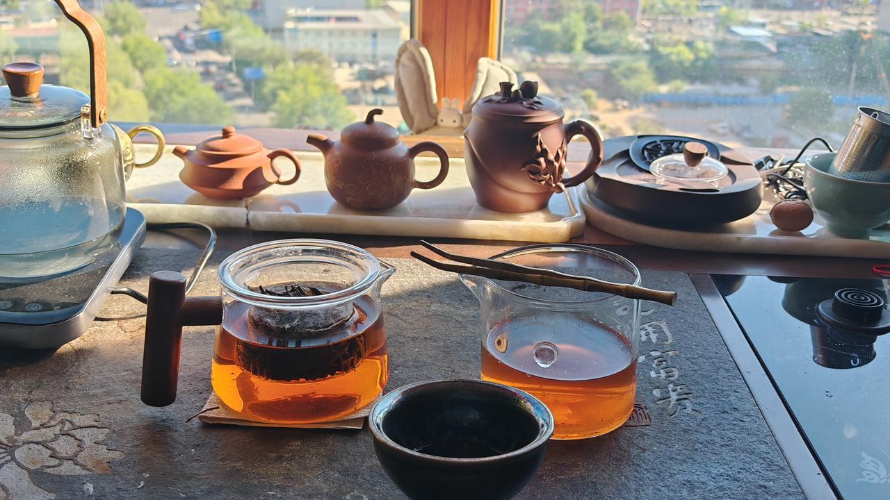 把你喝茶的茶桌发来看看今天泡的是21年的老普洱，看看这茶汤！