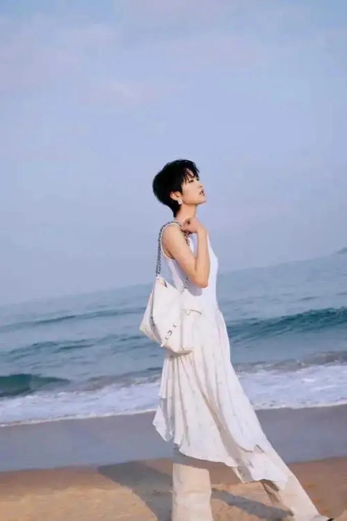 姚安娜以一袭白色斜肩裙优雅亮相，简约设计尽显高贵气质，曼妙身姿与灵动裙摆共舞，完