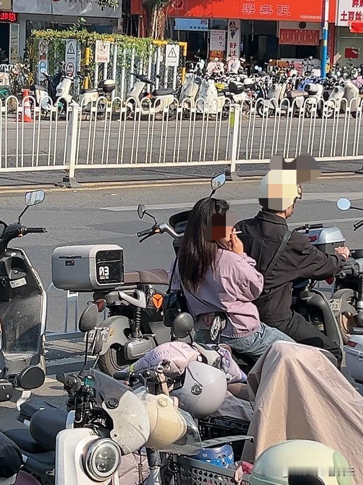 有没有人和我一样出门打工那么多年，

最讨厌的一种现象就是一帮打工人聚集，

下