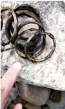广东，一男子到野外河边钓鱼，下竿没多久就感觉鱼线有拉扯，他下意识认为是大鱼咬钩，